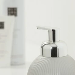 Sealskin Zeepdispenser Convex Lichtgrijs 11 Sealskin Zeepdispenser Convex Lichtgrijs -Prachtige Badkamerwinkel 123 2687