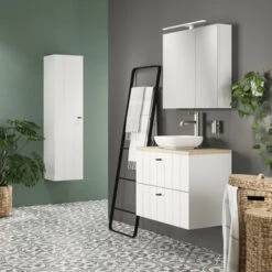 Tiger Maryport Badkamermeubelset 60 Cm Mat Wit Met Licht Eiken Wasblad, Witte Keramische Opzetkom En Matzwarte Grepen -Prachtige Badkamerwinkel 123 836